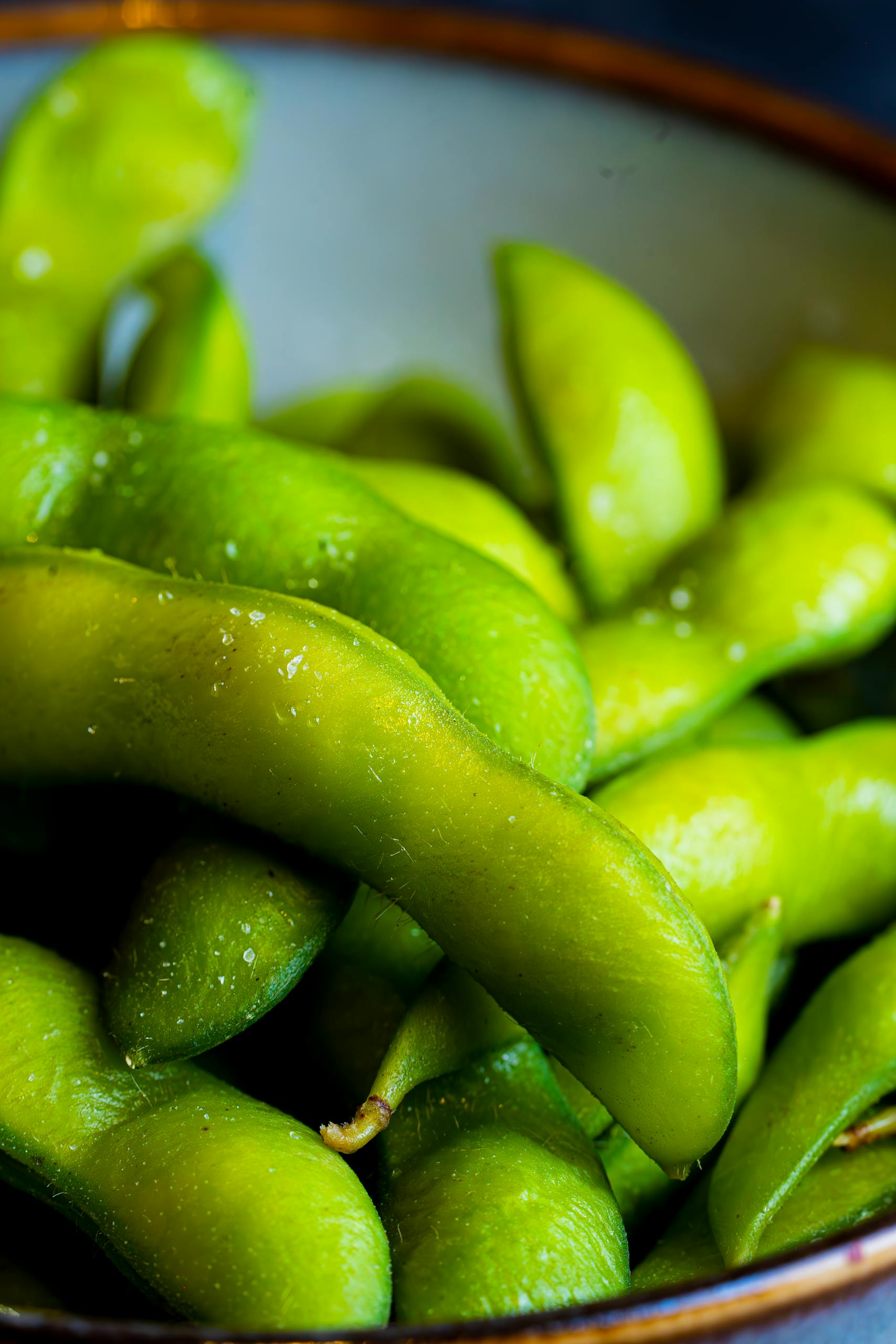 high-protein snacks: Vibrant green edamame beans in a bowl for healthy snacking.
