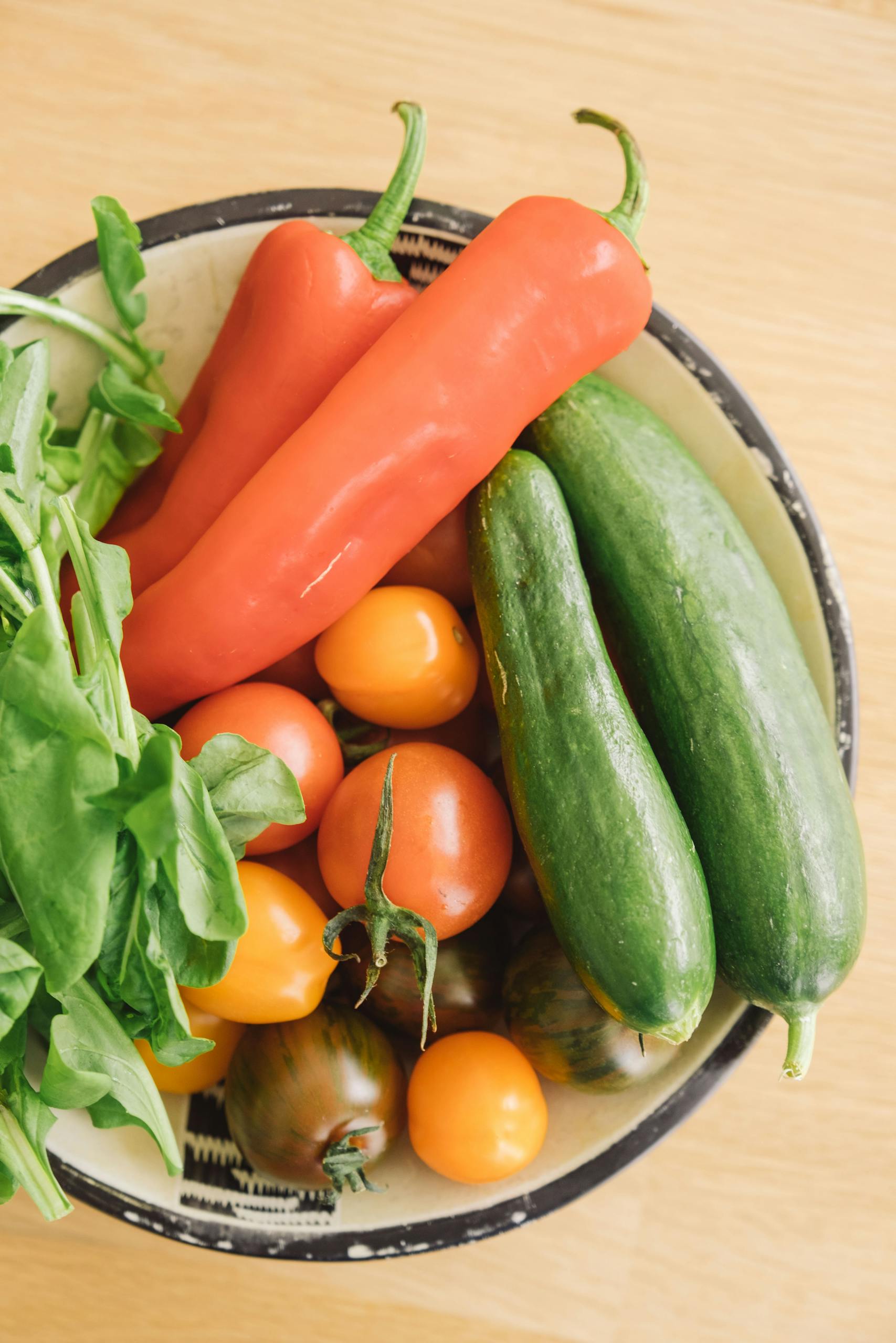 how to eat more fiber without bloating: A vibrant assortment of fresh vegetables including cucumbers, tomatoes, and arugula.