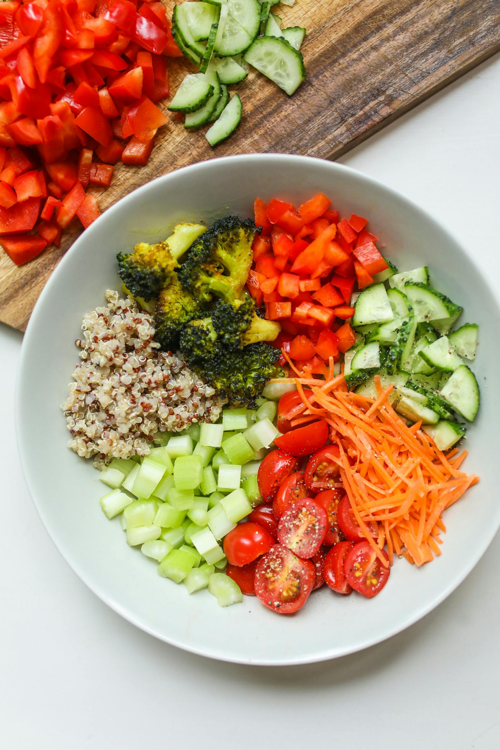 healthier alternatives to keto: A vibrant bowl of fresh vegetables and quinoa, perfect for a healthy meal.