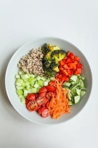 GLP-1 diet: Colorful vegetable salad with quinoa, ideal for a healthy diet.