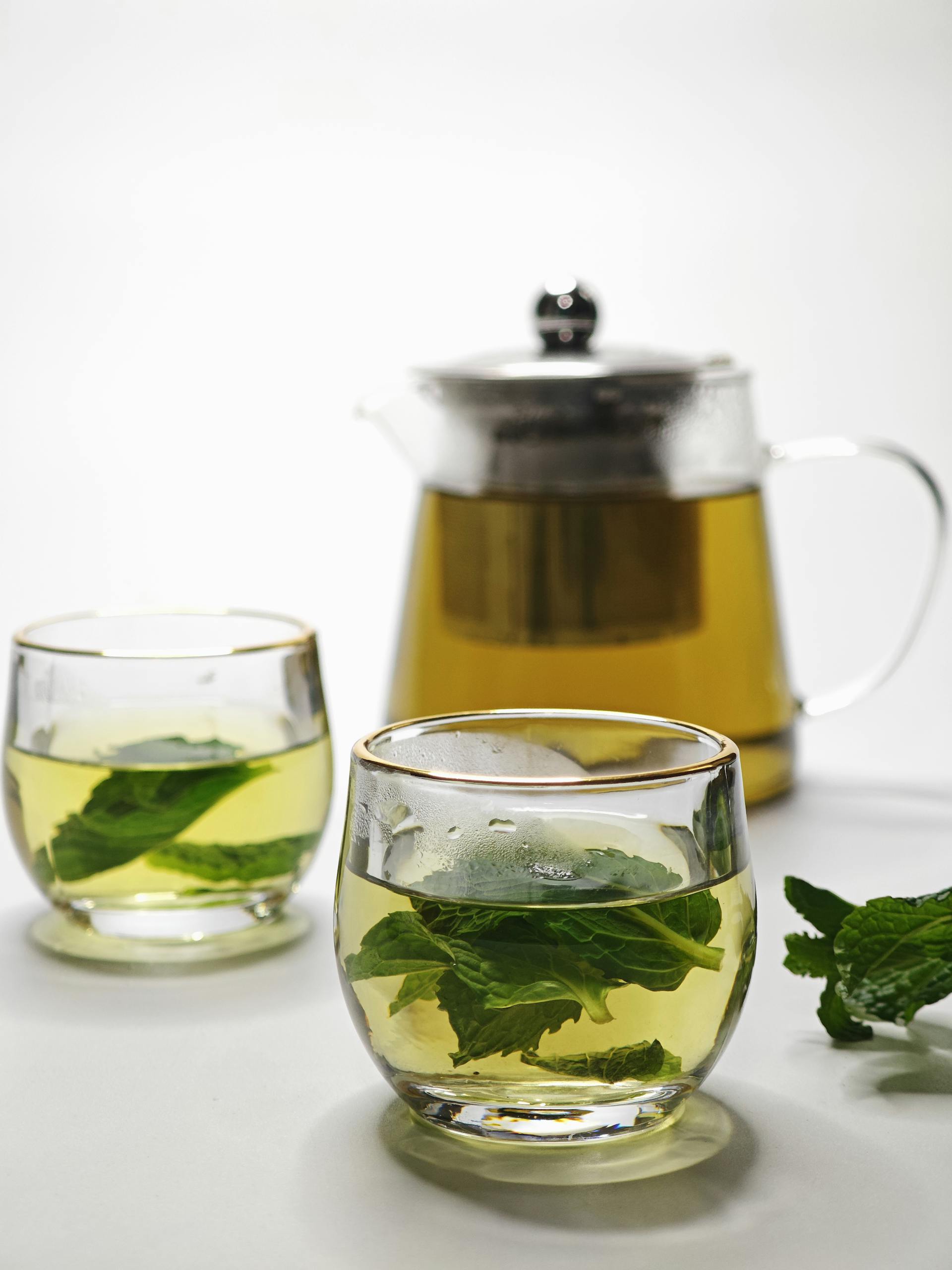 Plant-Based Foods for Joint Support: Refreshing mint tea served in elegant glassware with fresh mint leaves.