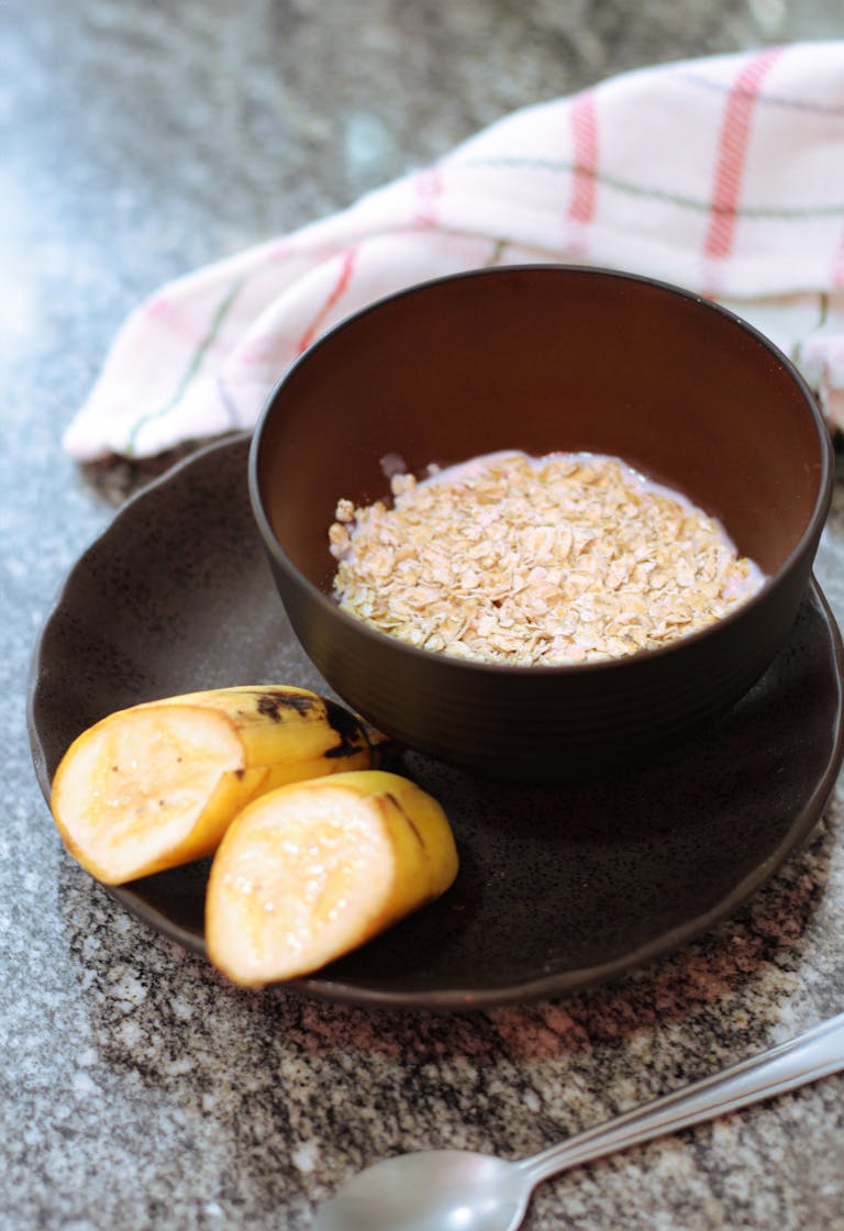 foods to eat for nausea on GLP-1: A nutritious breakfast of oatmeal and sliced bananas in a natural light setting.
