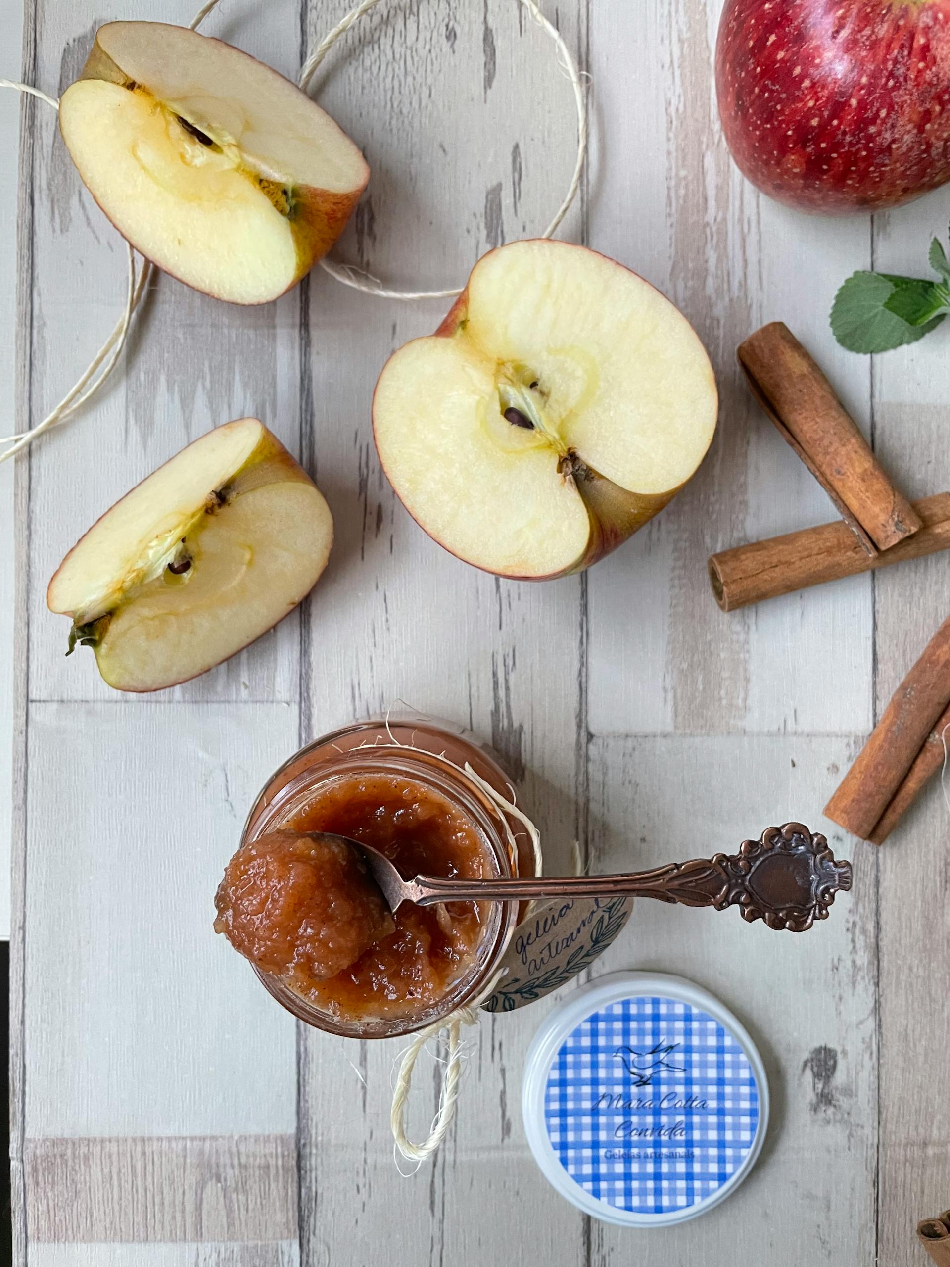 foods to eat for nausea on GLP-1: Delicious homemade apple jam with fresh apple slices and cinnamon sticks on a wooden table.