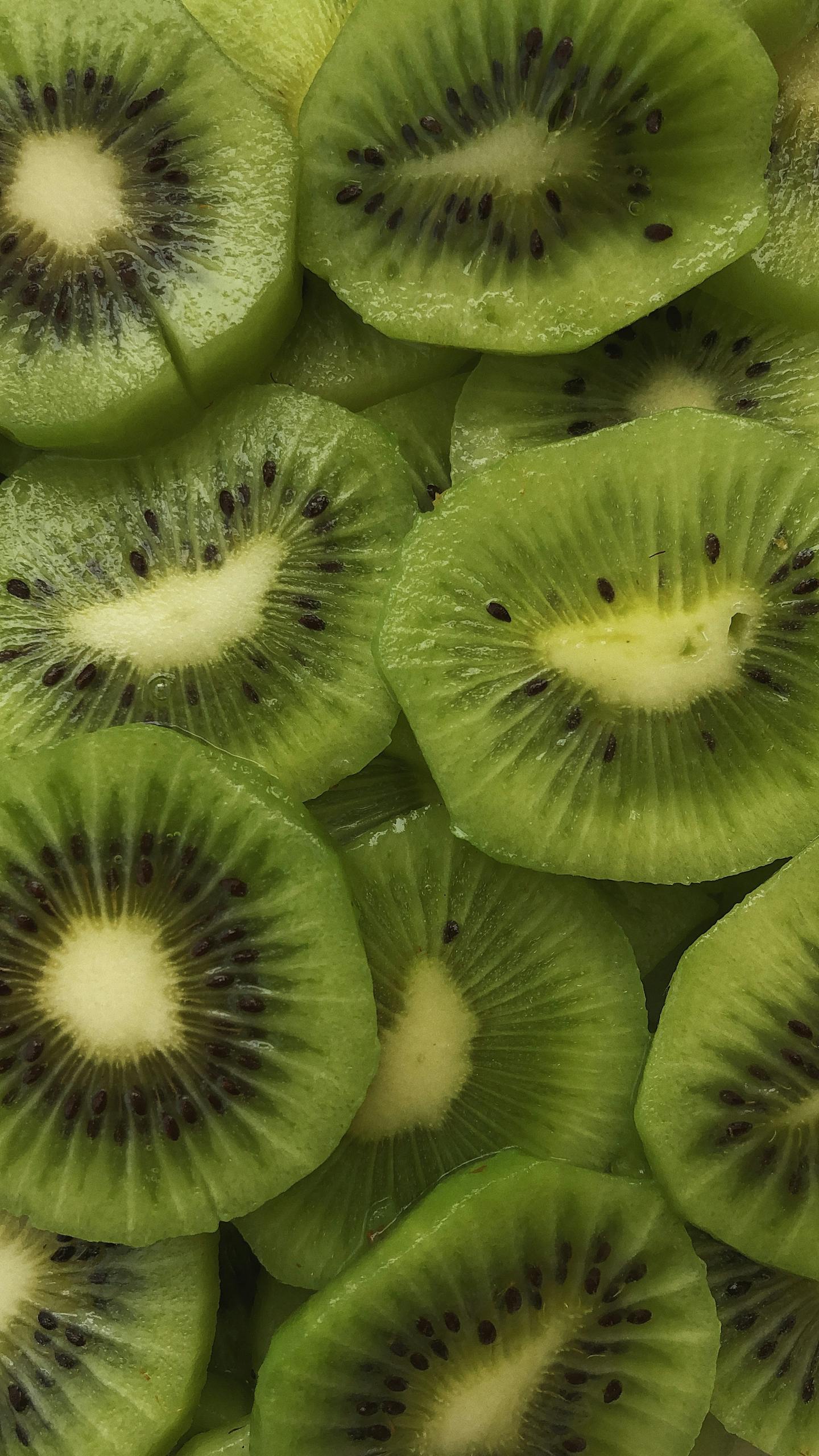 benefits of kiwi: Close-up view of vibrant green kiwi slices showcasing texture and freshness.