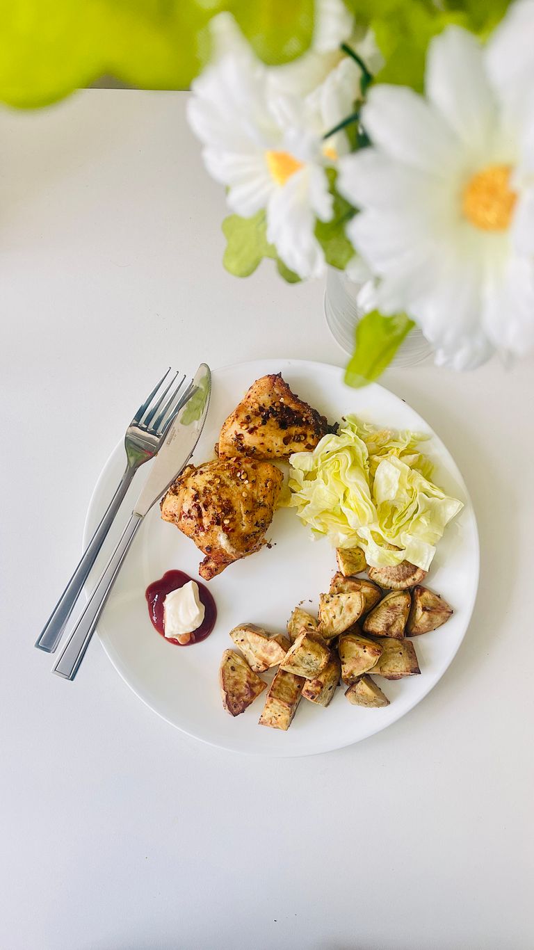 how to get enough protein on mounjaro: A delicious chicken and vegetable meal served with roasted potatoes and lettuce on a white plate.