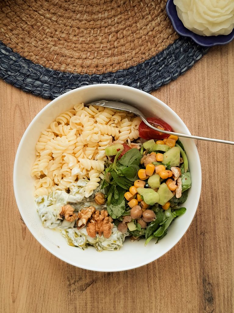 what to eat on Ozempic as a vegetarian: A delicious vegetarian bowl featuring pasta, salad, and walnuts. Perfect for a healthy meal.