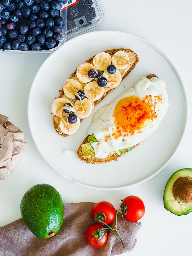 best breakfast for blood sugar control: Delicious breakfast featuring avocado toast and fresh fruit on a white plate.
