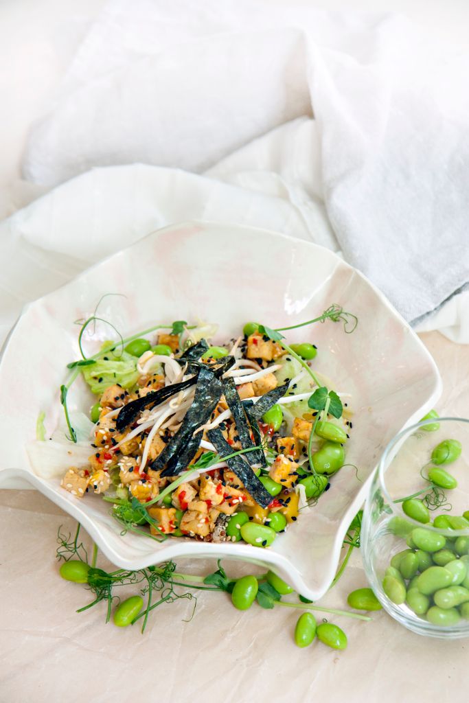 how to get 100 grams of protein a day vegan: A vibrant vegetarian salad featuring edamame, quinoa, and fresh vegetables, artfully presented.