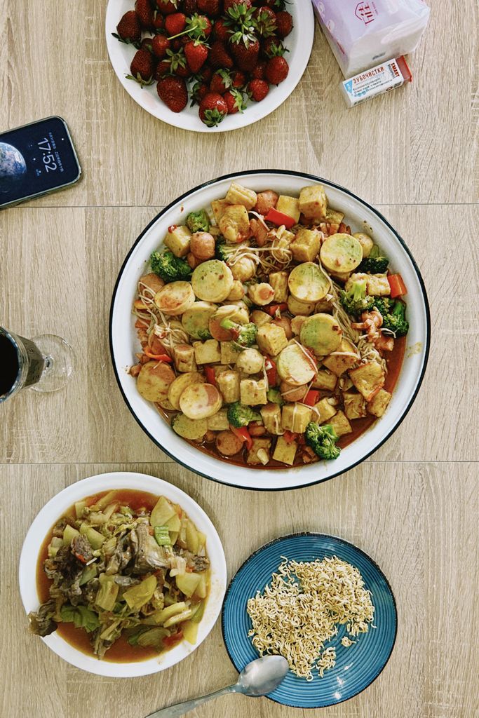 how to get 100 grams of protein a day vegan: Top view of an Asian-inspired meal with vegetables, tofu, and strawberries, perfect for a colorful dining experience.